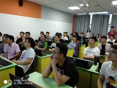 重庆IT培训：IT行业是男生专属？女生适合学技术吗？